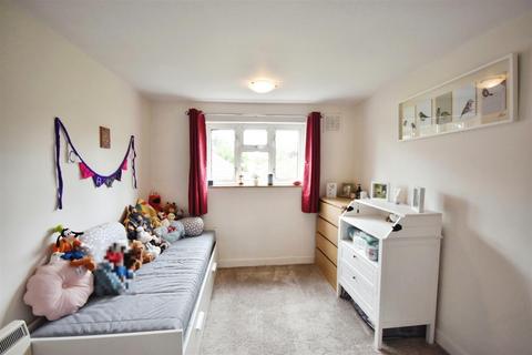 2 bedroom flat for sale, Field Lane, Brentford