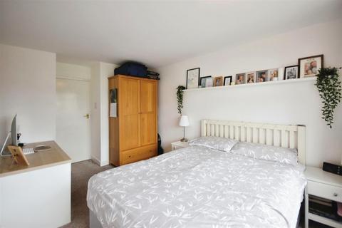 2 bedroom flat for sale, Field Lane, Brentford