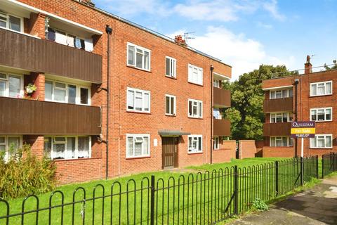 2 bedroom flat for sale, Field Lane, Brentford