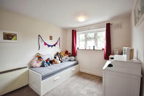 2 bedroom flat for sale, Field Lane, Brentford