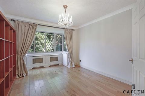 4 bedroom detached house to rent, Epping New Road, Buckhurst Hill