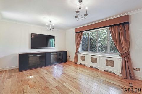 4 bedroom detached house to rent, Epping New Road, Buckhurst Hill