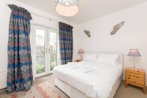 2 bedroom maisonette to rent, Graham Road, Chiswick, London, W4