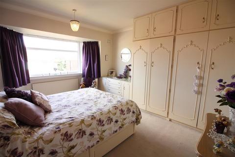 4 bedroom semi-detached house for sale, Manston Way, Leeds LS15