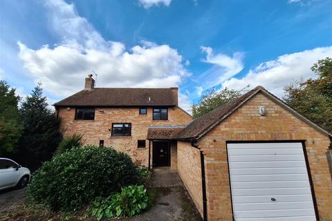 4 bedroom detached house to rent, New Road, Greenham