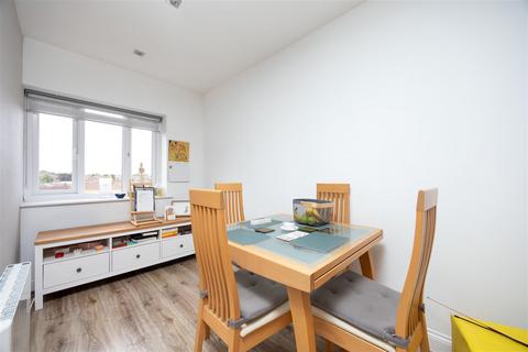 2 bedroom flat for sale, Orchard Court, Trowbridge