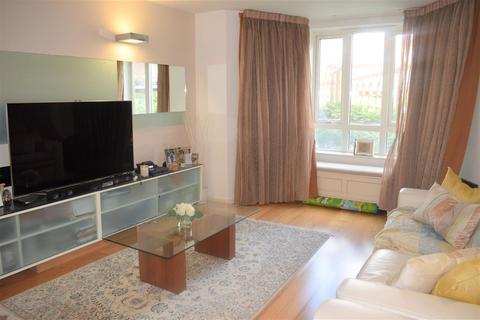 2 bedroom flat to rent, Regency Court, London E18