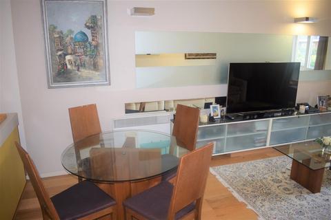 2 bedroom flat to rent, Regency Court, London E18