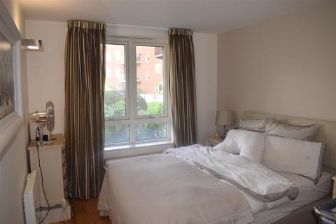 2 bedroom flat to rent, Regency Court, London E18