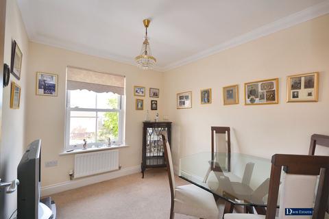 2 bedroom flat for sale, Pell Court, Hornchurch Road, Hornchurch, RM12