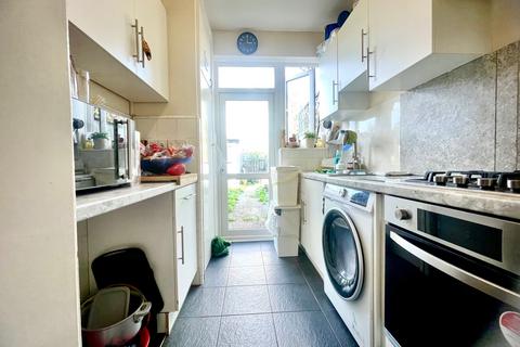 3 bedroom house share to rent, Sherwood Avenue, SW16