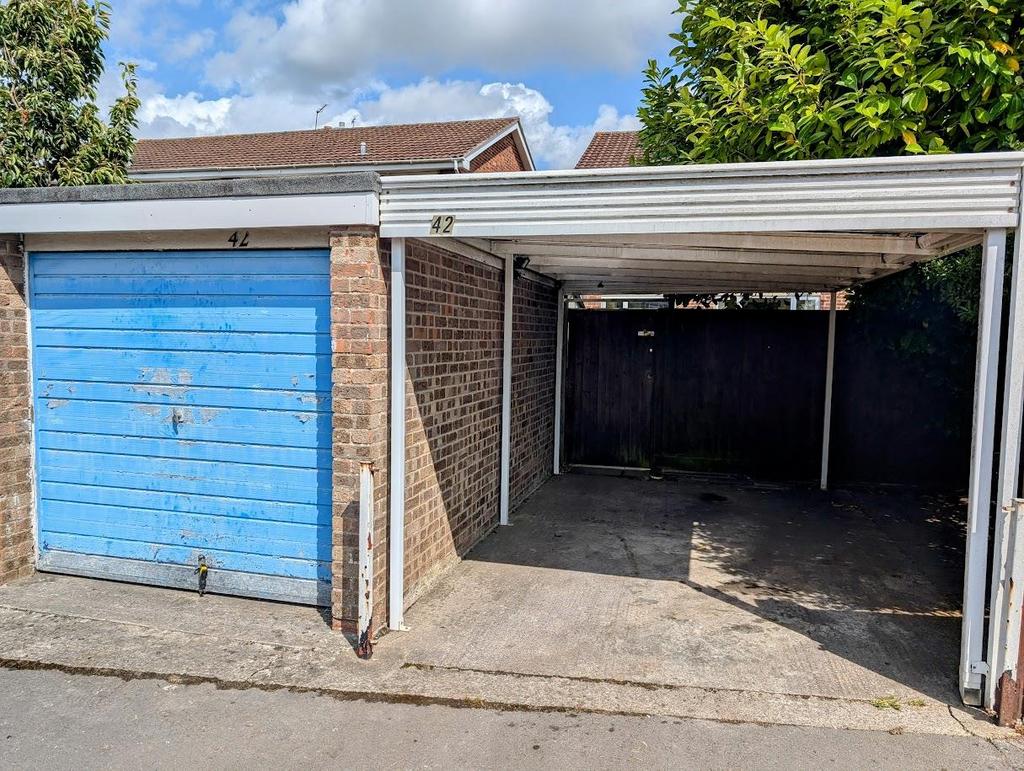 42 Rectory Close garage and hardstanding.jpg