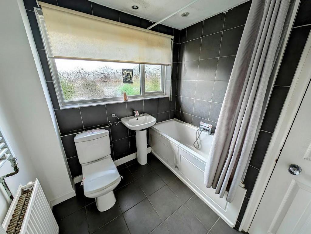 42 Rectory Close Bathroom.jpg