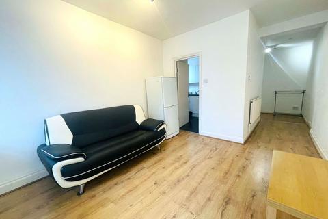 2 bedroom flat to rent, Trinity Road, London SW17