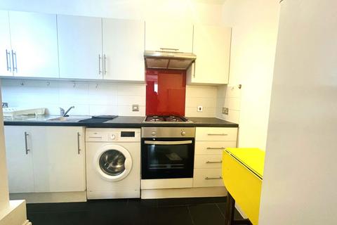 2 bedroom flat to rent, Trinity Road, London SW17