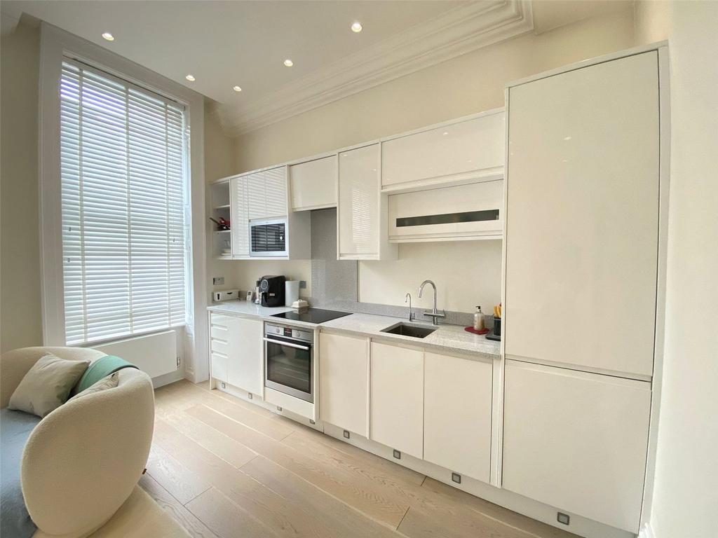 Guilford Street, London, WC1N 1 bed apartment to rent £3,250 pcm (£