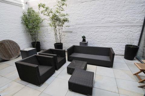 Apartment 1, Tapestry Building, 16 New Street, London, EC2M 4TR