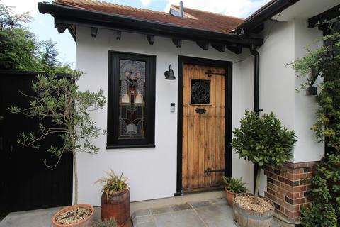 1 Leasway, Upminster, RM14 3AJ