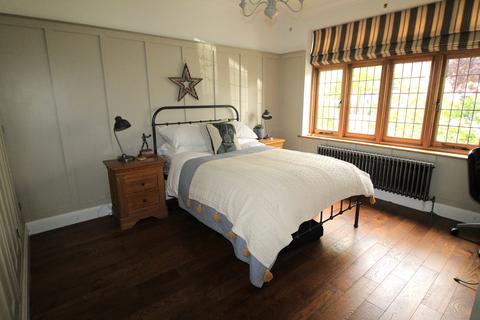 1 Leasway, Upminster, RM14 3AJ