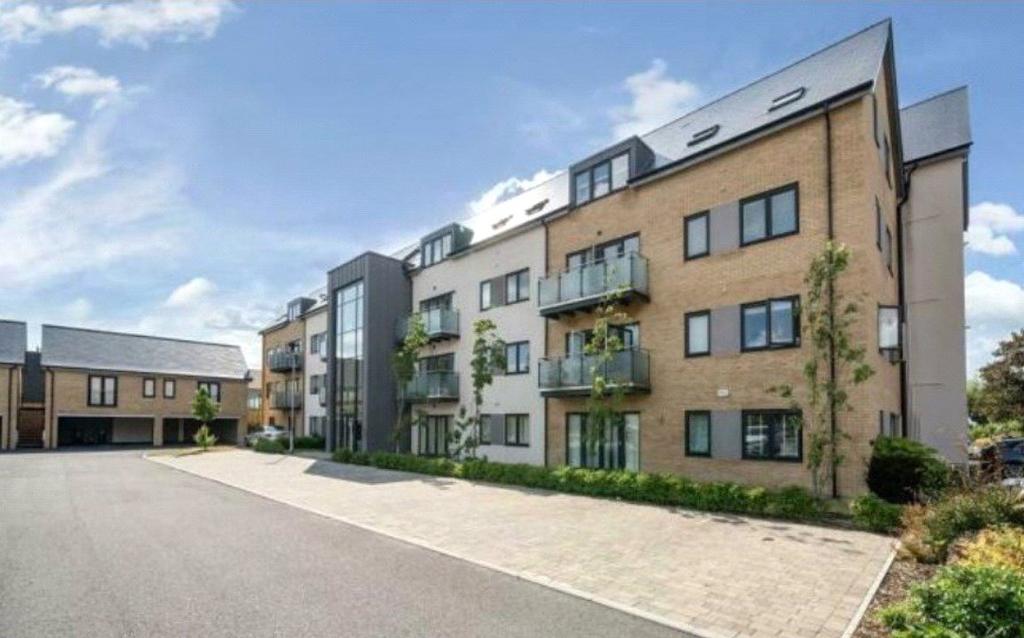 Ruston Close, Reading, Berkshire, RG2 2 bed apartment - £300,000