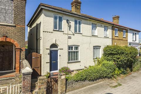 3 bedroom end of terrace house for sale, London Road, Surrey TW18