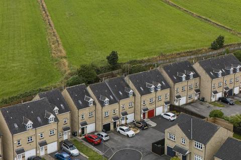 3 bedroom townhouse for sale, High Bank Close, Elland