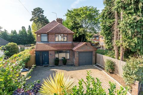 3 bedroom detached house to rent, Bowes Road, Walton-On-Thames