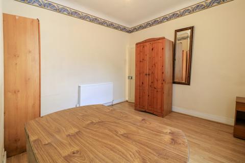 2 bedroom terraced house to rent, Khartoum Road, London SW17