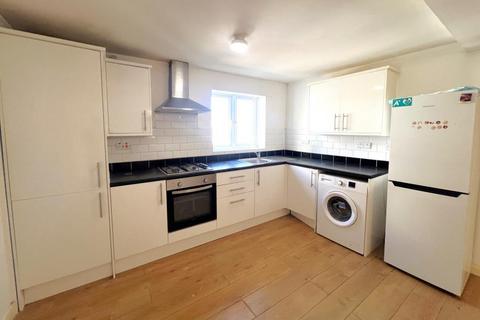 2 bedroom flat to rent, Chapel Street, Woking GU21