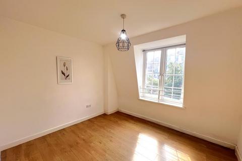 2 bedroom flat to rent, Chapel Street, Woking GU21