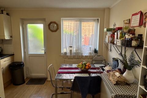 2 bedroom house to rent, Nevada Close, Surrey KT3