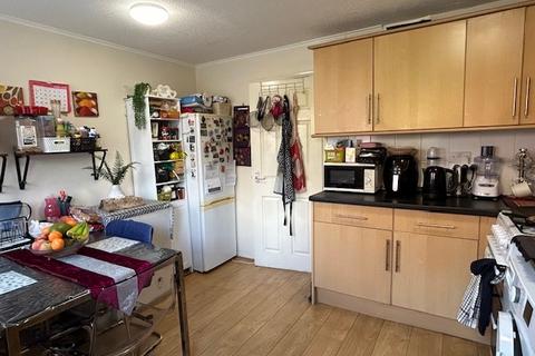 2 bedroom house to rent, Nevada Close, Surrey KT3