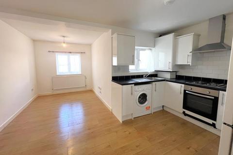 2 bedroom flat to rent, Chapel Street, Woking GU21