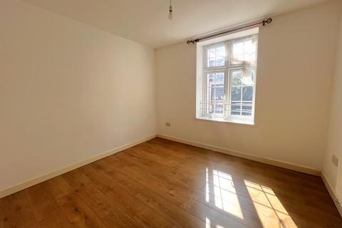 2 bedroom flat to rent, Chapel Street, Woking GU21