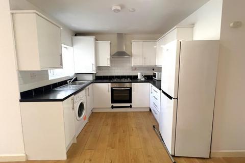 2 bedroom flat to rent, Chapel Street, Woking GU21