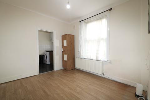 3 bedroom maisonette to rent, Khartoum Road, London SW17