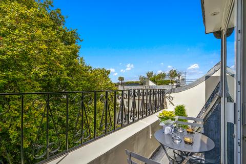 Studio to rent, Cornwall Gardens, South Kensington, London