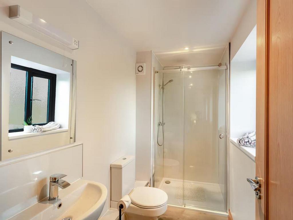 Shower Room 2.jpg