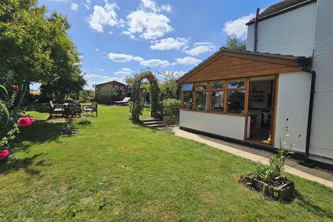 3 bedroom end of terrace house for sale, Main Road, Barnstone