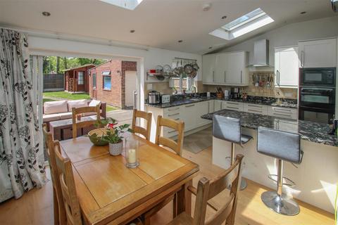 4 bedroom semi-detached house for sale, Brentwood Road, Ingrave