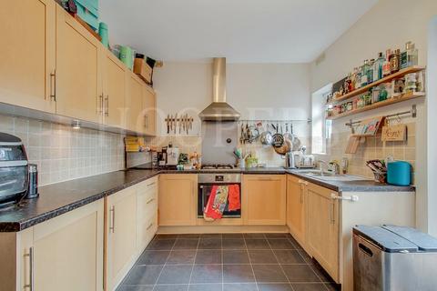 2 bedroom maisonette for sale, Temple Road, London, NW2