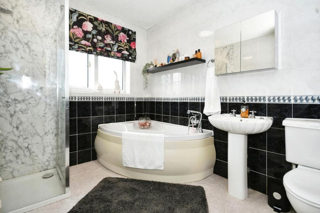 BATHROOM 01.jpg