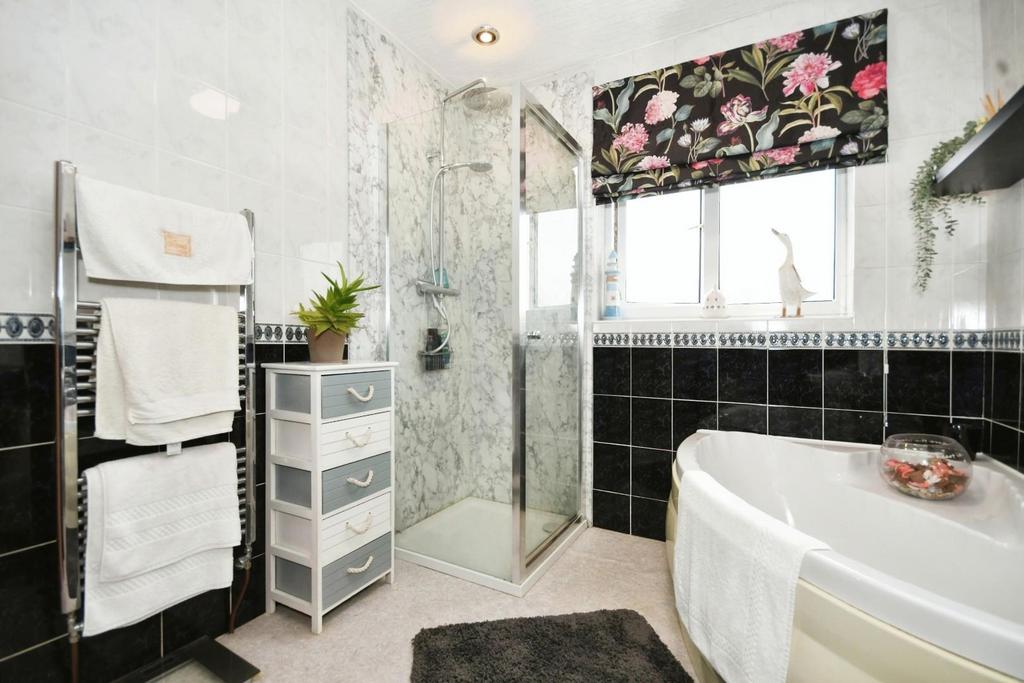 BATHROOM 02.jpg