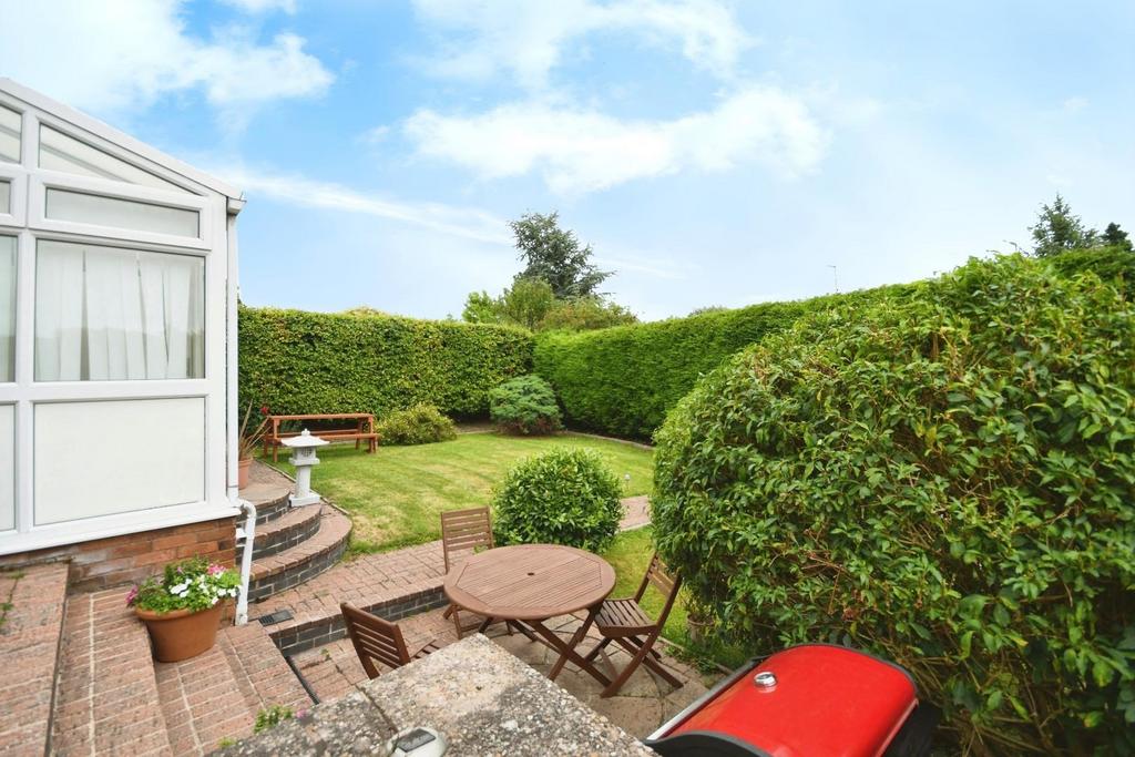 REAR GARDEN 01.jpg