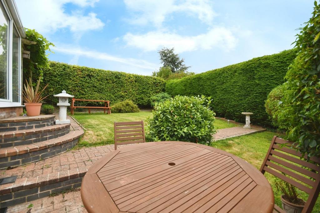 REAR GARDEN 02.jpg