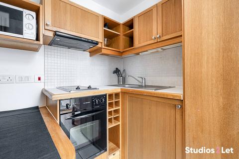 Studio to rent, Fairholme Road, London W14