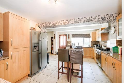 5 bedroom semi-detached house for sale, Eatons Mead, Chingford