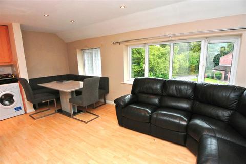 2 bedroom maisonette to rent, Blays Close, Egham TW20