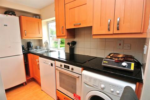 2 bedroom maisonette to rent, Blays Close, Egham TW20