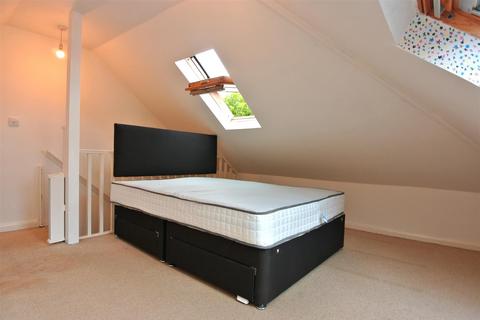 2 bedroom maisonette to rent, Blays Close, Egham TW20